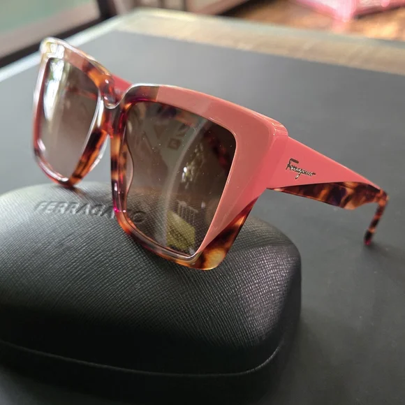 Salvatore Ferragamo Coral and Tortoise Sunglasses - nhima.co.zm display picture 1